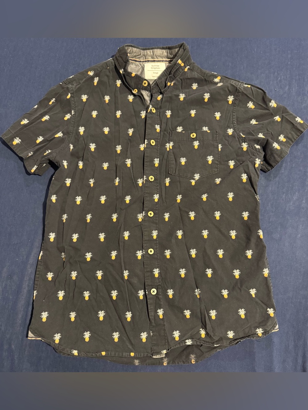Men’s S Black Short-Sleeve All Over Pineapple Print Button-Up Casual Dress Shirt